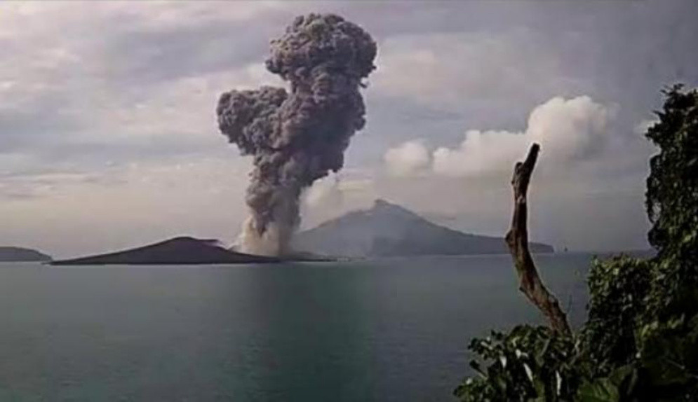 Gunung Anak Krakatau Batuk-batuk Lagi, Semburkan Abu Setinggi 1 Kilometer