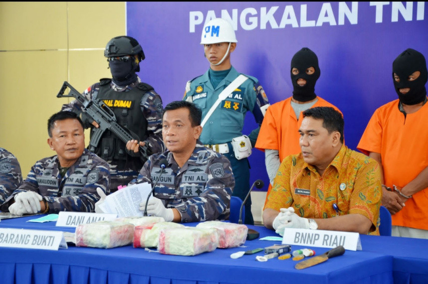 Lanal Dumai Gagalkan Penyelundupan 5 Kg Sabu, 2 Pelaku Diringkus