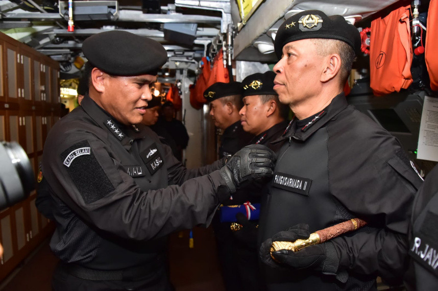 Kasal Sematkan Brevet Kehormatan Hiu Kencana di Atas Kapal Perang