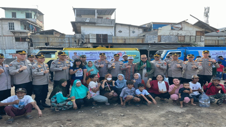 Peringati HUT ke-72, Humas Polri Bagikan Air Bersih ke Warga Penjaringan Jakut