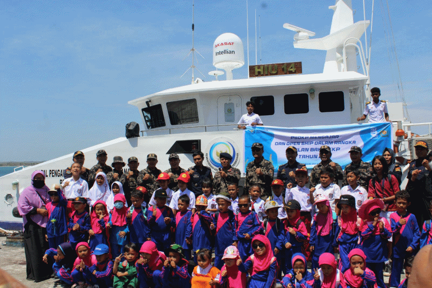 Berlayar Naik Kapal Pengawas KKP, Ratusan Pelajar Ceria Diajari Mencintai Laut