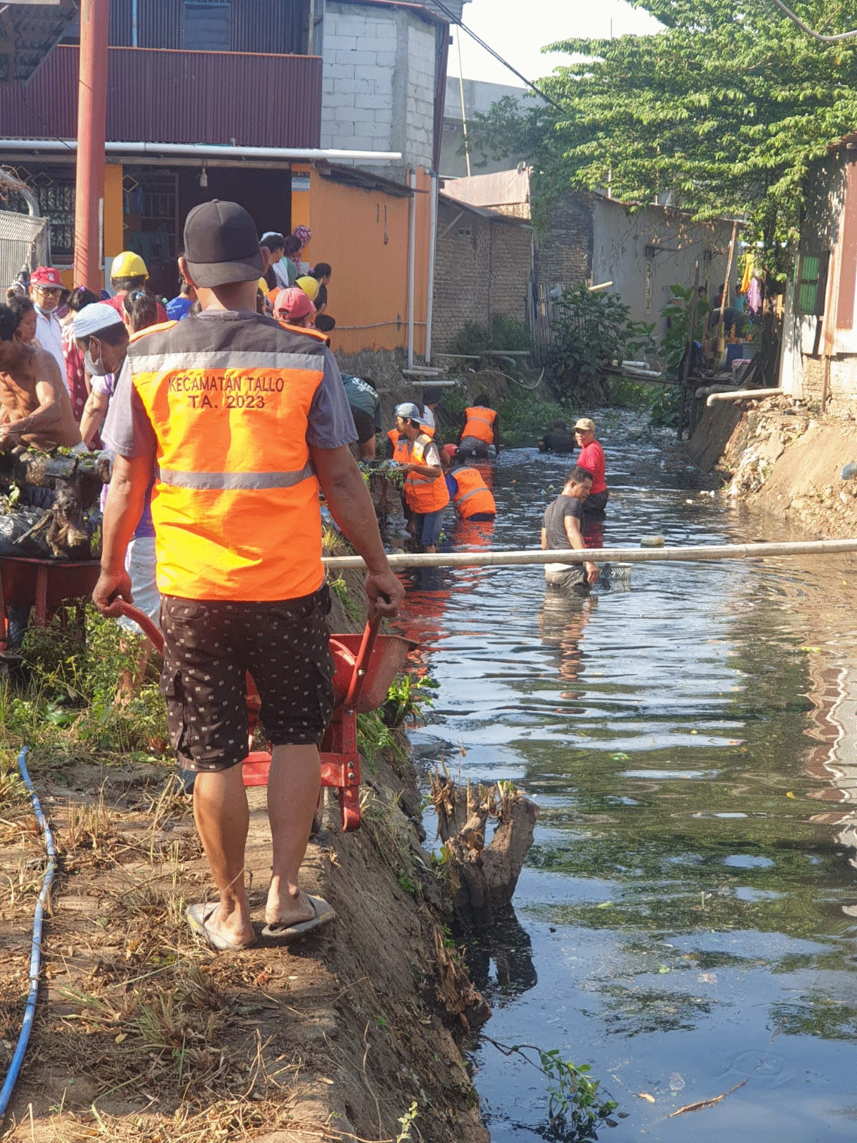 Pelindo Regional 4, Pemda, LSM dan Warga Kompak Bersih-bersih Sungai di Kaluku Bodoa