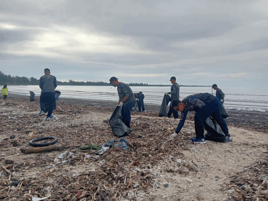 TNI AL dan Komunitas Papua Trada Sampah Menggelar Aksi Bersih-bersih Pantai Sarmi