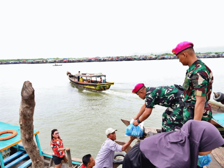 Alhamdulillah.. Jumat Berkah, Yonmarhanlan Belawan Berbagi Sembako ke Nelayan