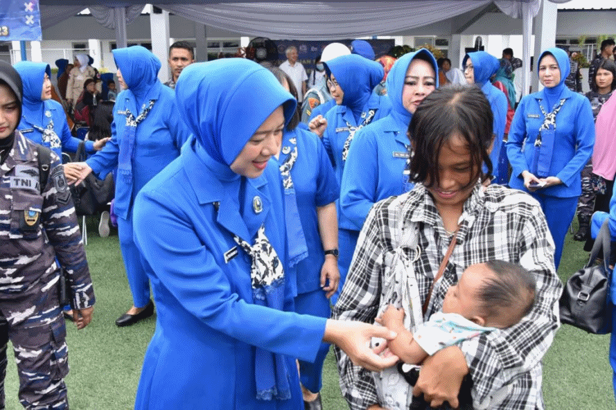 Bakti Sosial TNI AL, Ny Fera Muhammad Ali Cek Tenda Kesehatan, Bagikan Telur Rebus dan Jus 