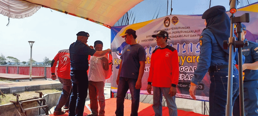 Kampanye Keselamatan Pelayaran  Ditjen Hubla Serahkan 200 Life Jacket di Jepara 