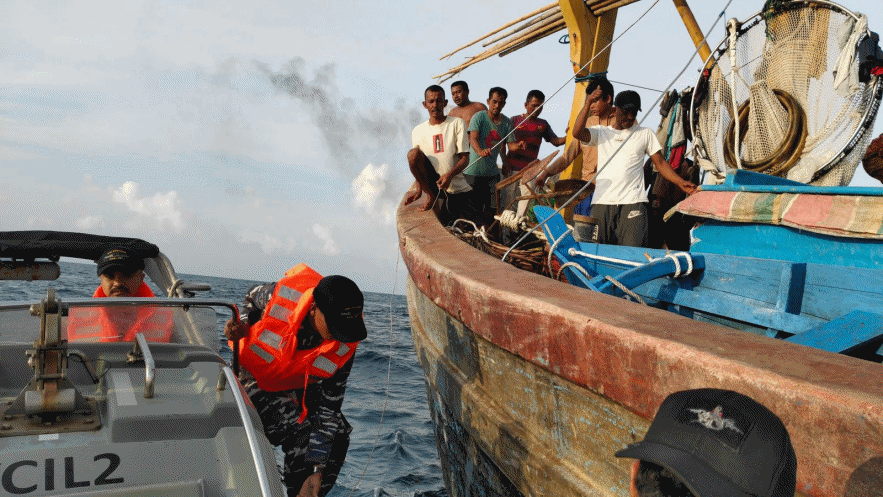 Terombang-ambing di Laut, KM Baru Hijrah Dievakuasi KRI Bontang-907 di Perbatasan Indonesia-Thailand