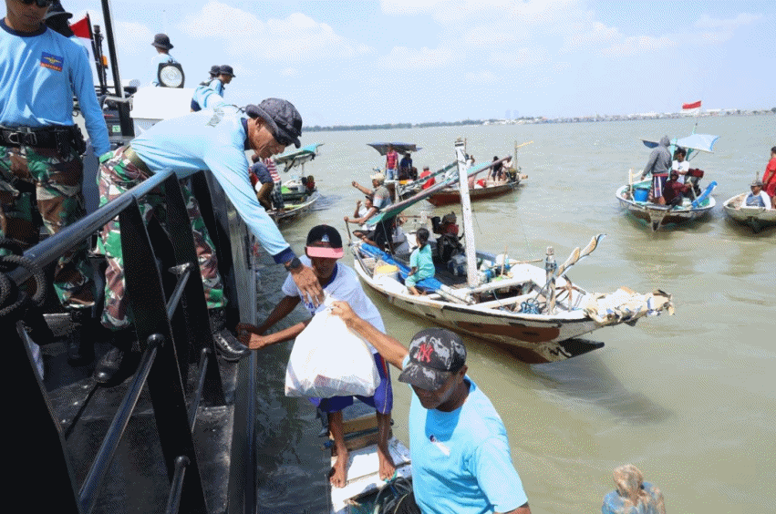 Aksi Sosial Pasukan Katak, Bagi-bagi Sembako Gratis ke Nelayan