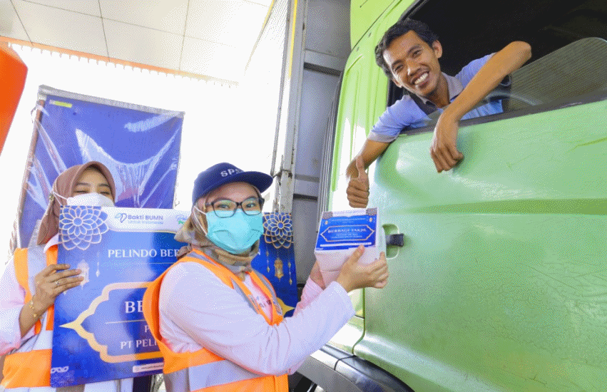 Libatkan UMKM, Pelindo Solusi Logistik Bagi-bagi Ribuan Takjil, Pekerja TKBM: Terima Kasih SPSL