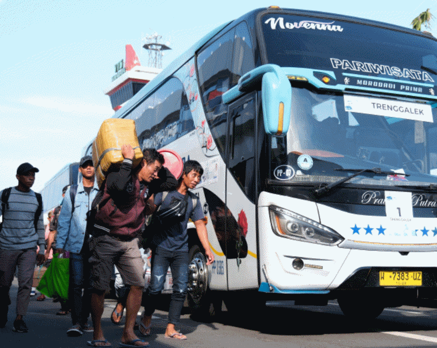 Dirut Pelindo Arif Suhartono Hari ini  Melepas 55 Bus  Mudik Gratis Bersama Pelindo