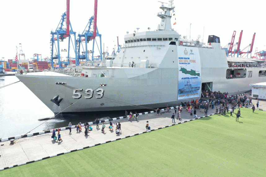 Pulkam Naik Kapal Perang TNI AL, Pangkolinlamil Sambut Pemudik di Dermaga Komando, Priok