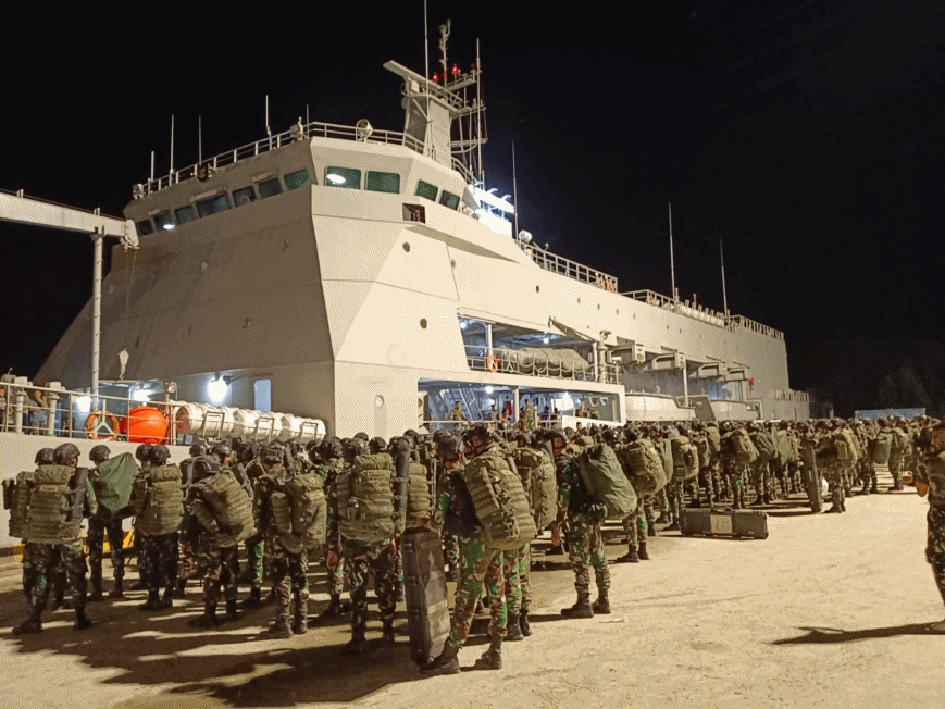 KRI Teluk Calang Dukung Pergeseran Pasukan Yonif 433 Julu Siri