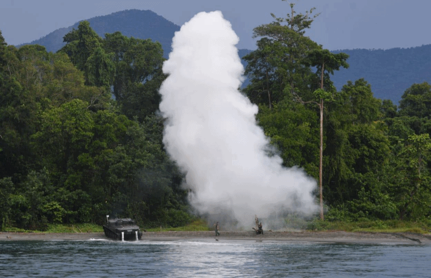 4 Kapal Perang dan Ranpur Amfibi Mendarat di Papua Barat