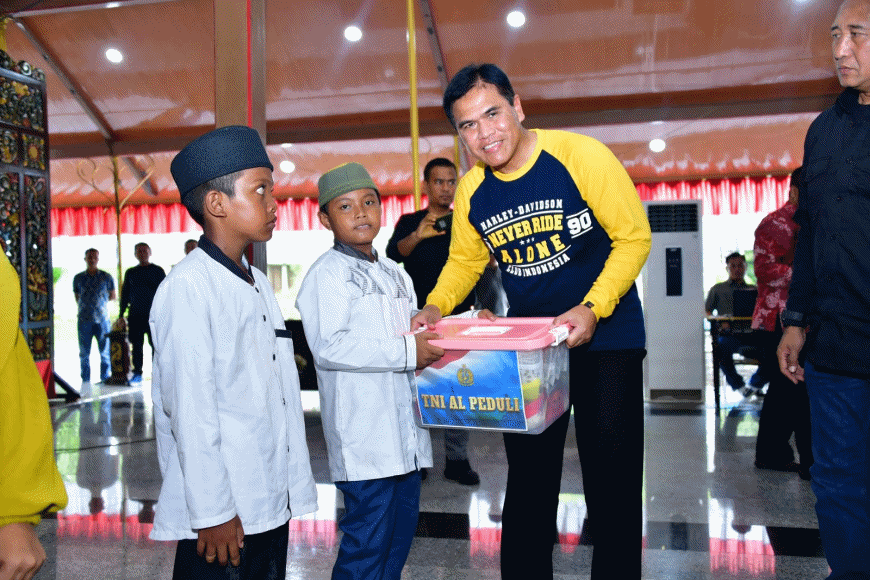 Peduli Masyarakat Pesisir, TNI AL Salurkan Bantuan Sosial