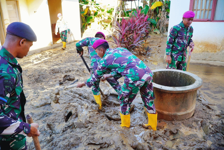 Satgas Gulben TNI AL Terjun Bersihkan Lumpur, Siswa SDN 228 Luwu Bisa Sekolah Lagi
