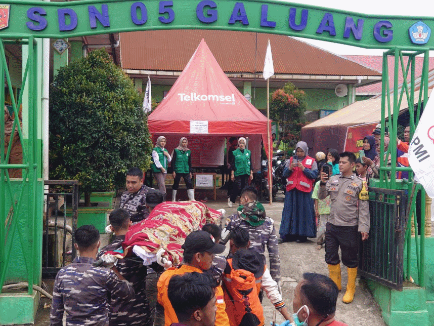 Jasad Korban Banjir Bandang di Sumbar Dievakuasi