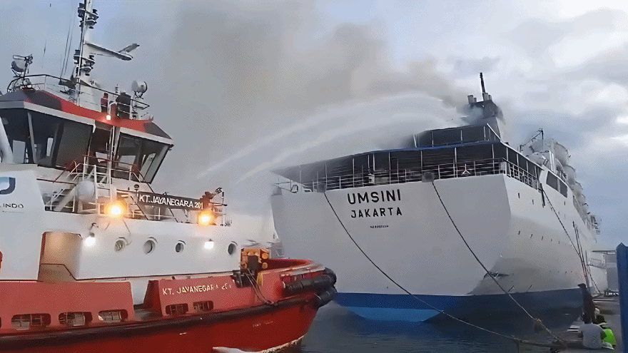 3 Tug Boat Pelindo Sigap Padamkan Kebakaran KM Umsini di Makassar