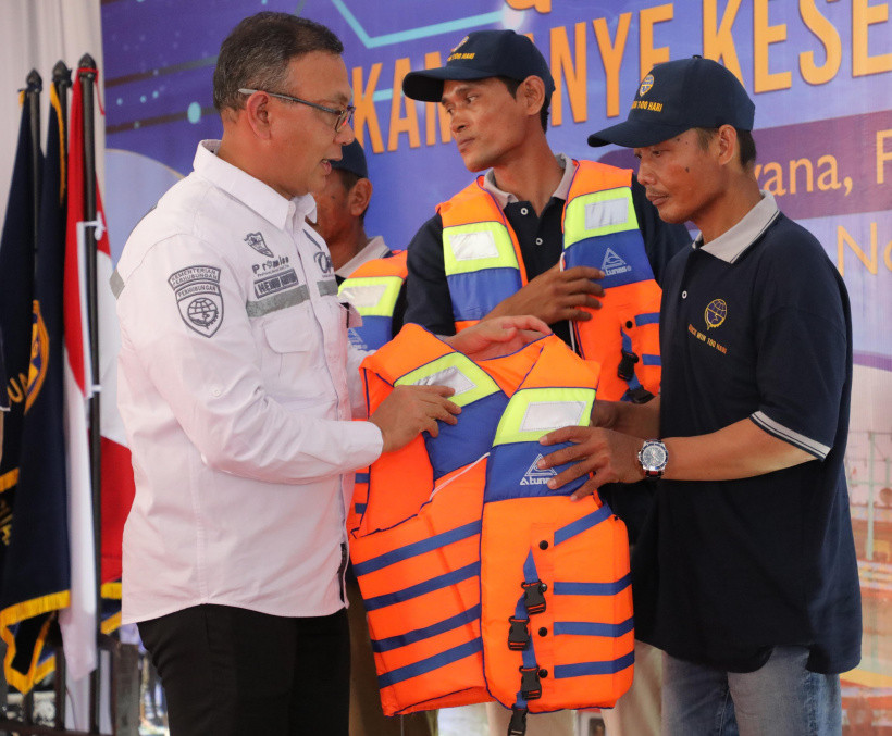 Keselamatan Pelayaran Jadi Prioritas, Kemenhub Bagikan E-Pas Kecil dan Life Jacket ke Nelayan
