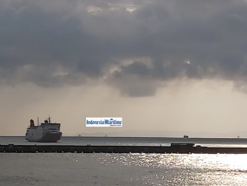 KMP Jagantara Bawa 370 Penumpang Kandas di Perairan Pulau Kandang Lunik Lampung