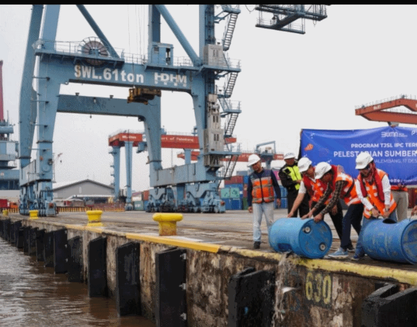 Lestarikan Ekosistem, IPC TPK Lepas 5.150 Benih Ikan Patin di Sungai Musi