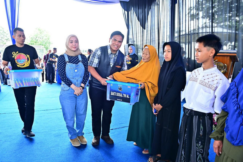 Baksos di Bojong Koneng Bogor, Kasal dan Pimpinan Kotama Bagikan Sembako