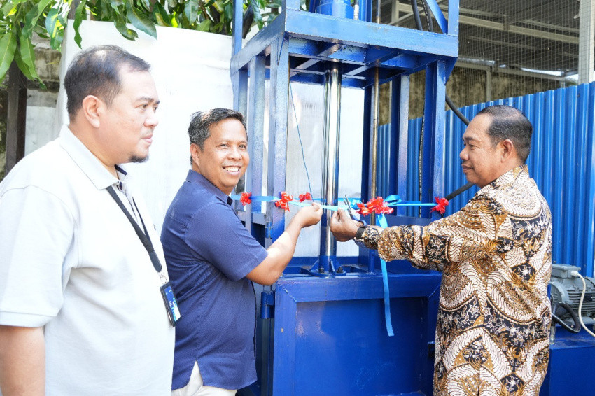 Bantu Warga Kelola Sampah, Pelindo Group Wilayah Kerja Makassar Sumbang Mesin Press