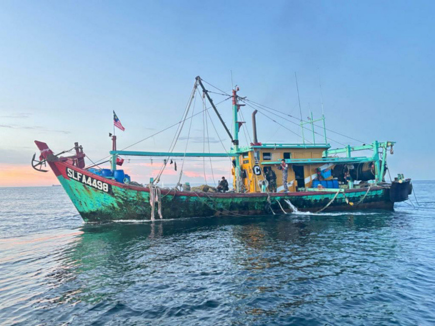 Tembakan Peringatan KRI Bontang-907 Bikin Kapal Malaysia Menyerah, Curi Ikan Mau Kabur...