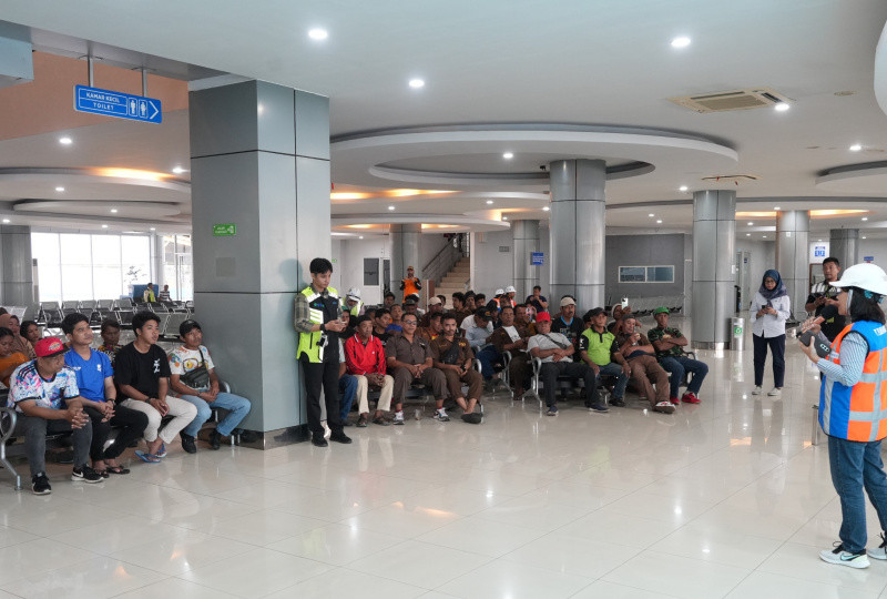 Asongan dan Tenaga Kerja Bagasi di Pelabuhan Makassar Dirangkul, Diajak Tertib dan Beretika