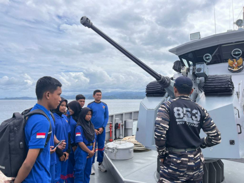 Disinggahi KRI Tatihu-853, Masyarakat Pulau Bacan Antusias Naik Kapal Perang dan Mengenal Prajurit