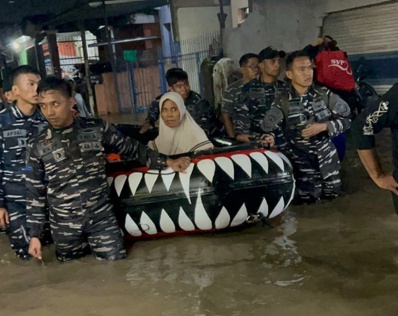 Banjir Rendam Kota Mataram, Prajurit Jalasena Evakuasi Warga dan Bersihkan Lingkungan