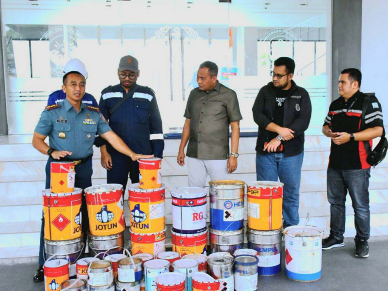 Komplotan Maling Beraksi di Kapal Lego Jangkar, Puluhan Kaleng Cat Disita Prajurit Lantamal Belawan