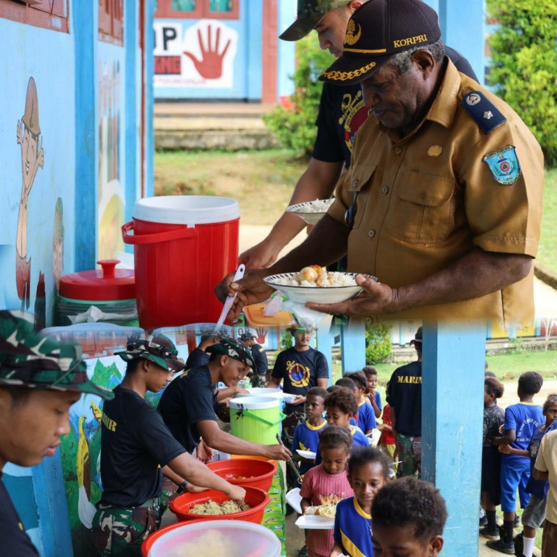 Sepiring Harmoni di Perbatasan, Kehangatan TNI AL dan Siswa SF YPK Emaus Papua Makan Bersama