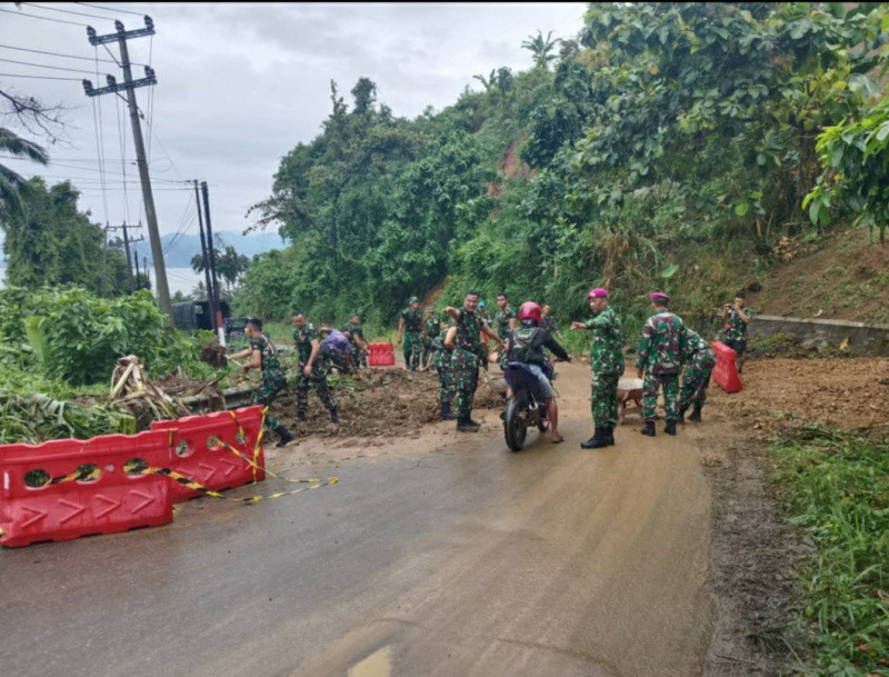 Longsor dan Pohon Tumbang di Pesawaran Lampung, Prajurit TNI AL Sigap Bantu Masyarakat