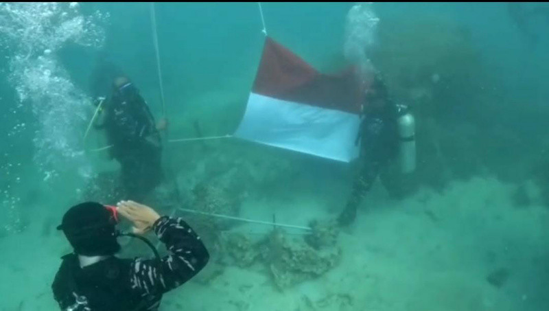 Dirgahayu RI, dari Dasar Laut Pulau Sangiang TNI AL Kibarkan Bendera Merah Putih