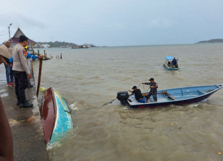Pompong Tenggelam Dihantam Ombak, 6 Penumpang Dievakuasi Prajurit Lanal Bintan