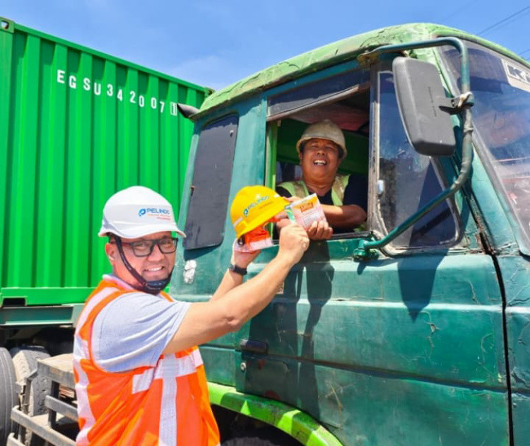 Program Pelindo Peduli, TPS Bagikan Makanan Bergizi untuk Pengemudi Truk Pelabuhan