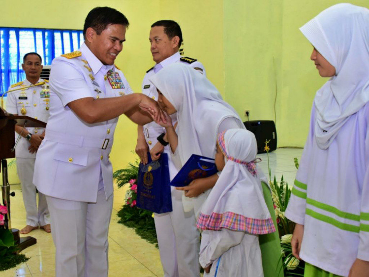Berbagi Kasih di Ponpes, Kasal: Santri Tumpuan Harapan Masa Depan