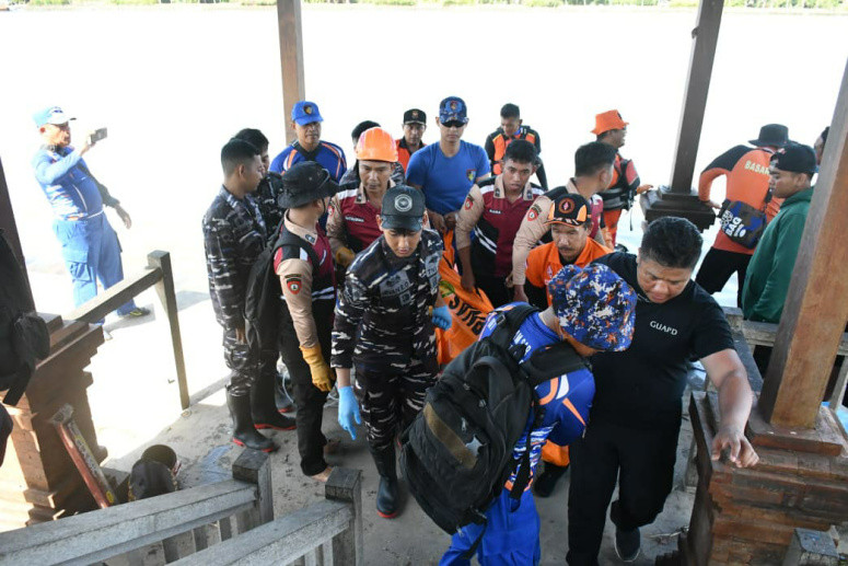 Prajurit TNI AL dan Tim Gabungan Evakuasi 5 Jenazah Korban Banjir di Denpasar