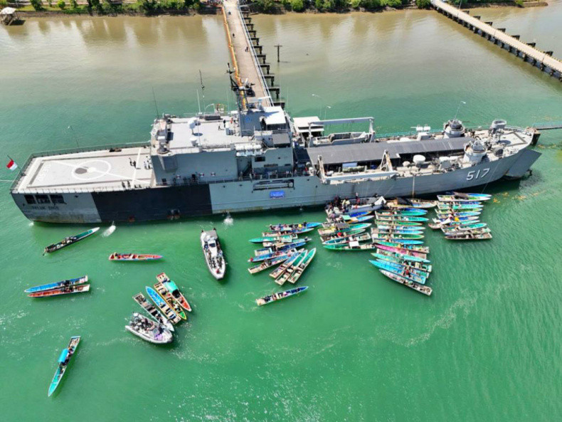 Baksos dan Bakti Kesehatan di Atas KRI Teluk Ende-517, Warga Pesisir Kotabaru Sambut Antusias