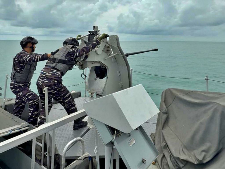 Dum !! Dentuman Meriam KRI Halasan-630 Guncang Laut Dabo Singkep