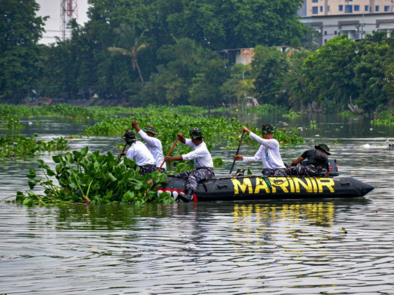 HUT ke-80 Jawa Timur dan Word Clean Up Day 2025, TNI AL Bersihkan Sungai Brantas