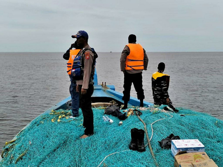 Nakhoda KM Rezeki 88 Jatuh ke Laut, Prajurit Posal Kuala Jelai Lakukan Pencarian