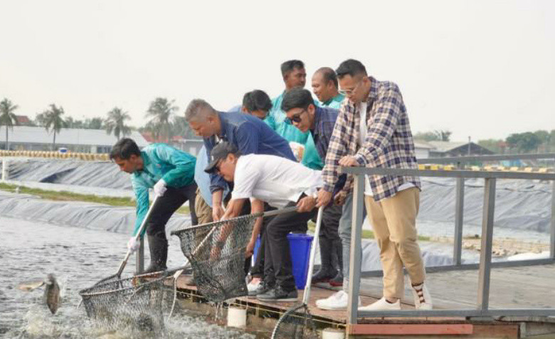 Menteri Trenggono Boyong Raffi Ahmad dan Ariel Cs Tinjau Budidaya Ikan Nila Salin di Karawang