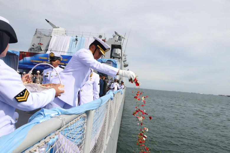 Kasal Pimpin Upacara Hari Pahlawan di Atas KRI Brawijaya-320, Tabur Bunga di Teluk Jakarta