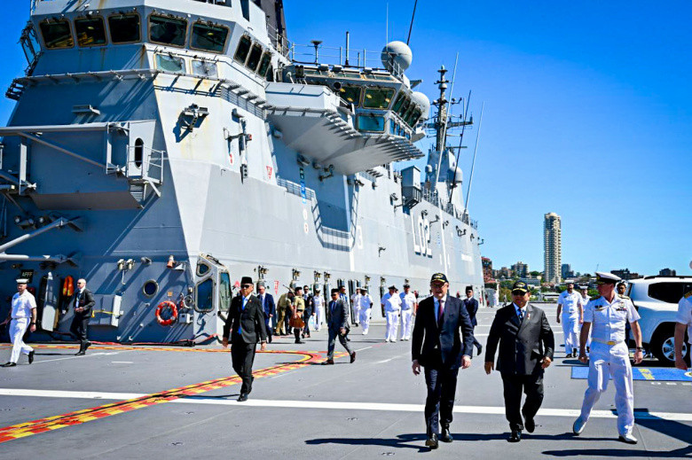 Presiden Prabowo Tinjau Kapal Perang Terbesar Australia HMAS Canberra Didampingi PM Albanese