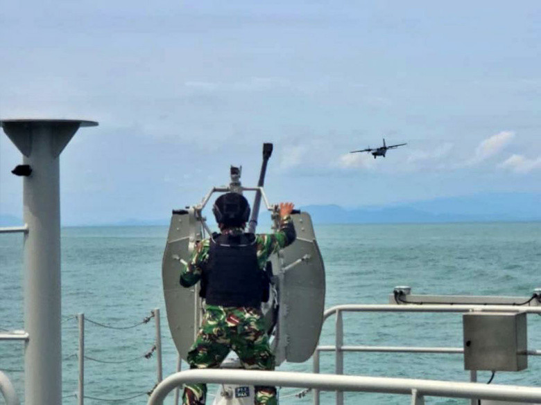 KRI Bung Hatta-370 dan Pesawat Udara Casa U-6206 Kerja Sama Taktis di Perbatasan Indonesia-Malaysia