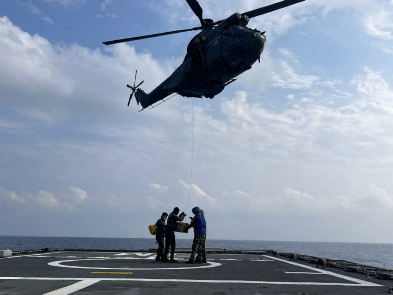 Kapal Perang Indonesia KRI SIM-367 dan Angkatan Udara Lebanon Manuver di Laut Mediterania