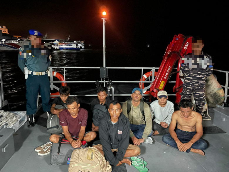 Dor! Tembakan Prajurit TNI AL Hentikan Pelarian Speed Boat Membawa PMI Ilegal di Tanjung Balai Karim