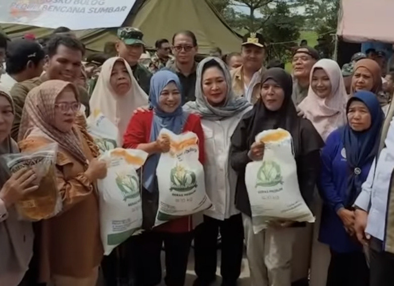 Kunjungi Korban Bencana di Padang, Titiek Soeharto: Mudah-mudahan Cobaan ini Cepat Berlalu..