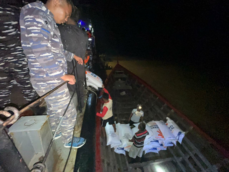 Tiba Di Aceh, KRI Sutedi Senoputra-378 Tebar Bantuan Logistik Dibantu Kapal Nelayan